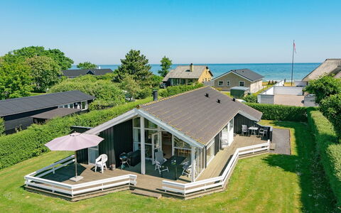 Maybritt - 100M from the Sea: Blue, Shrub, Cottage, Groundcover, Garden, Estate, Shade, Landscaping, Farmhouse, Eco Hotel