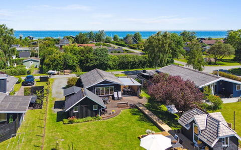 Ainikki - 200M from the Sea: Blue, Shrub, Cottage, Groundcover, Garden, Estate, Shade, Landscaping, Farmhouse, Eco Hotel