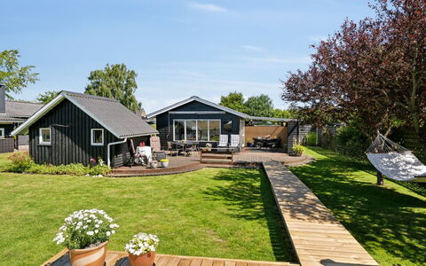 Ainikki - 200M from the Sea: Blue, Shrub, Cottage, Groundcover, Garden, Estate, Shade, Landscaping, Farmhouse, Eco Hotel