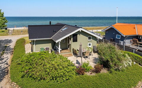 Diertje - 10M from the Sea: Blue, Shrub, Cottage, Groundcover, Garden, Estate, Shade, Landscaping, Farmhouse, Eco Hotel