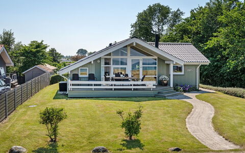 Diertje - 10M from the Sea: Blue, Shrub, Cottage, Groundcover, Garden, Estate, Shade, Landscaping, Farmhouse, Eco Hotel