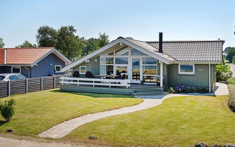 Diertje - 10M from the Sea: Blue, Shrub, Cottage, Groundcover, Garden, Estate, Shade, Landscaping, Farmhouse, Eco Hotel