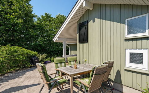 Diertje - 10M from the Sea: Blue, Shrub, Cottage, Groundcover, Garden, Estate, Shade, Landscaping, Farmhouse, Eco Hotel