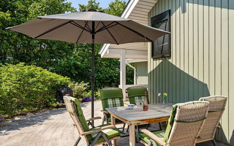 Diertje - 10M from the Sea: Blue, Shrub, Cottage, Groundcover, Garden, Estate, Shade, Landscaping, Farmhouse, Eco Hotel