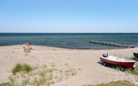 Diertje - 10M from the Sea: Blue, Shrub, Cottage, Groundcover, Garden, Estate, Shade, Landscaping, Farmhouse, Eco Hotel