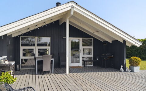 Nilsa - 400M from the Sea: Blue, Shrub, Cottage, Groundcover, Garden, Estate, Shade, Landscaping, Farmhouse, Eco Hotel