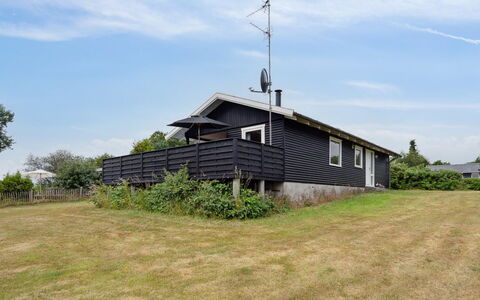 Bridgette - 100M from the Sea: Wood, Wood Stain, Plank, Hardwood, Cottage, Deck, Siding, Shade, Wood Flooring, Garden Buildings