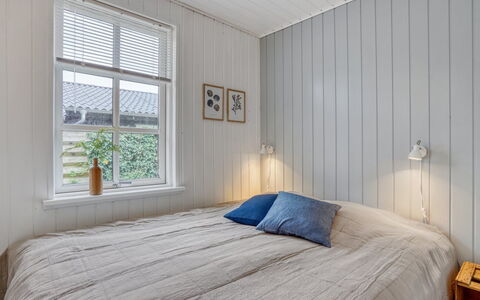 Ajvi - 50M from the Sea: Wood, Flooring, Ceiling, Floor, Interior Design, Bedroom, Plank, Wood Flooring, Bedding, Bed