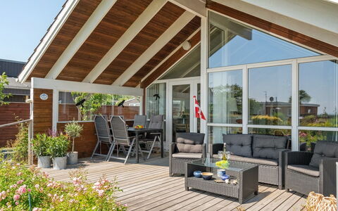 Kaike - 100M from the Sea: Blue, Shrub, Cottage, Groundcover, Garden, Estate, Shade, Landscaping, Farmhouse, Eco Hotel