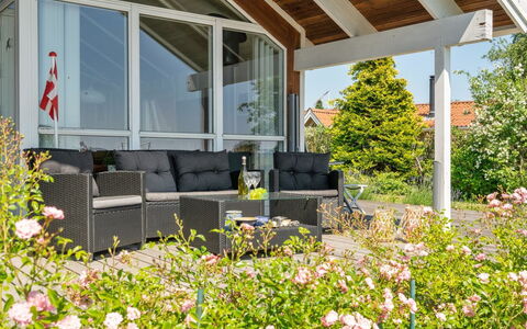 Kaike - 100M from the Sea: Blue, Shrub, Cottage, Groundcover, Garden, Estate, Shade, Landscaping, Farmhouse, Eco Hotel