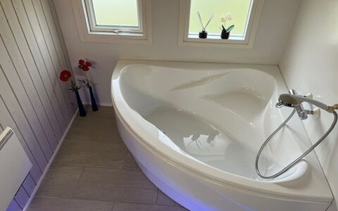 Hwiting - 200M from the Sea: Bathtub, Flooring, Plumbing Fixture, Floor, Plumbing, Bathroom, Tap, Jacuzzi