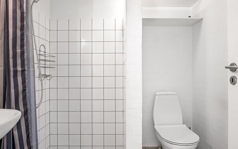 Soufiane - 100M from the Sea: Wall, Flooring, Plumbing Fixture, Floor, Bathroom, Toilet Seat, Toilet, Interior Design, Plumbing, Tile