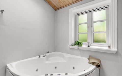 Merrit - 4.6Km to the Fjord: Bathtub, Plumbing Fixture, Bathroom, Interior Design, Ceiling, Flooring, Plumbing, Floor, Tap, Room