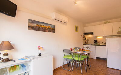 Accommodation:&nbsp;La Croix du Sud 240.4
