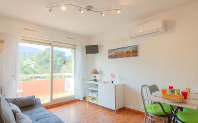 Accommodation:&nbsp;La Croix du Sud 240.4