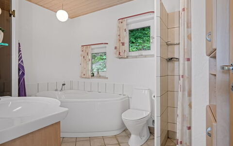 Simo - 250M from the Sea: Interior Design, Flooring, Plumbing Fixture, Bathroom, Floor, Ceiling, Plumbing, Room, Tap, Bathtub