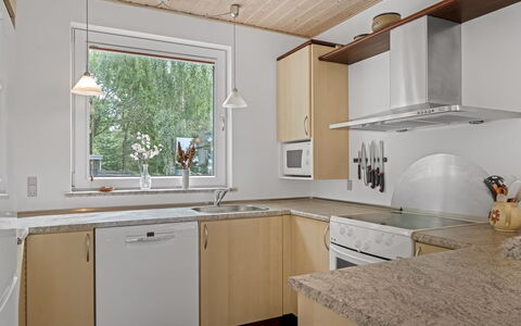Simo - 250M from the Sea: Countertop, Kitchen, Interior Design, Kitchen Appliance, Flooring, Kitchen Sink, Wood, Plumbing Fixture, Cabinetry, Sink