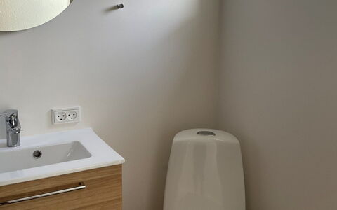 Tofan - 100M to the Fjord: Wall, Plumbing Fixture, Flooring, Bathroom, Toilet Seat, Floor, Toilet, Interior Design, Bathroom Sink, Bathroom Cabinet
