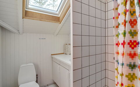 Frandsine - 800M from the Sea: Flooring, Wall, Interior Design, Floor, Plumbing Fixture, Wood, Ceiling, Bathroom, Room, Plumbing