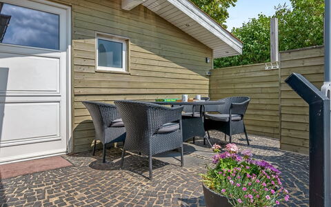 Eilke - 50M from the Sea: Cottage, Home, House, Roof, Porch, Estate, Siding, Garden Buildings, Farmhouse, Yard