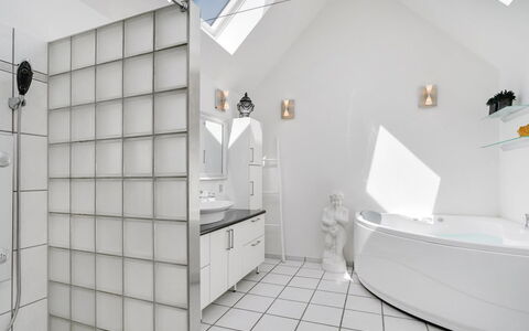 Edvia - 700M to the Fjord: Interior Design, Plumbing Fixture, Flooring, Ceiling, Bathtub, Floor, Bathroom, Tap, Plumbing, Room