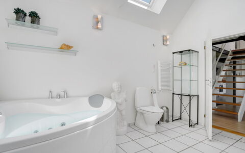 Edvia - 700M to the Fjord: Plumbing Fixture, Interior Design, Flooring, Ceiling, Floor, Bathroom, Plumbing, Bathtub, Tap, Sink