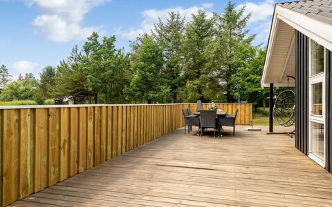 Arwed - from the Sea: Roof, House, Home, Cottage, Siding, Estate, Driveway, Garden Buildings, Yard, Shed