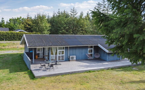 Antoinette - 500M from the Sea: House, Home, Residential Area, Roof, Cottage, Land Lot, Estate, Yard, Garden, Siding