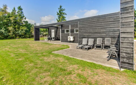 Edda - 400M from the Sea: Roof, House, Land Lot, Home, Cottage, Estate, Garden Buildings, Shade, Log Cabin, Landscaping