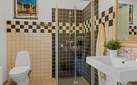 Berta - 300M from the Sea: Toilet Seat, Plumbing Fixture, Flooring, Bathroom, Toilet, Floor, Interior Design, Plumbing, Tile