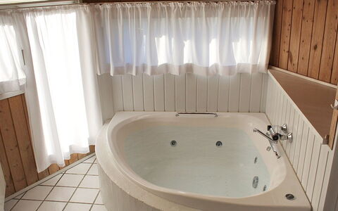 Mafalda - 260M from the Sea: Bathtub, Plumbing Fixture, Flooring, Floor, Interior Design, Wood, Bathroom, Furniture, Plumbing, Ceiling