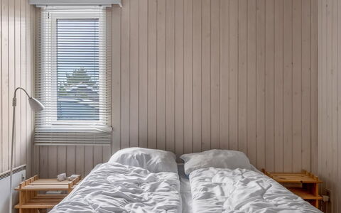 Asmara - 200M from the Sea: Wood, Bedroom, Flooring, Interior Design, Floor, Ceiling, Bed Sheet, Bedding, Bed, Linens