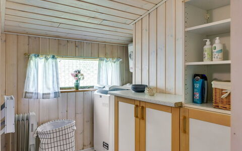 Gangulf - 150M from the Sea: Wood, Interior Design, Flooring, Ceiling, Floor, Room, Wood Stain, Kitchen, Hardwood, Cabinetry
