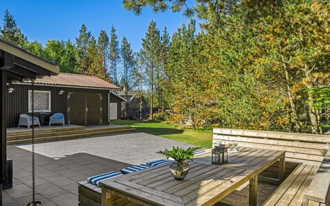 Gorm - 300M from the Sea: Home, Shrub, Land Lot, Shade, Cottage, Garden, Groundcover, Landscaping, Estate, Yard