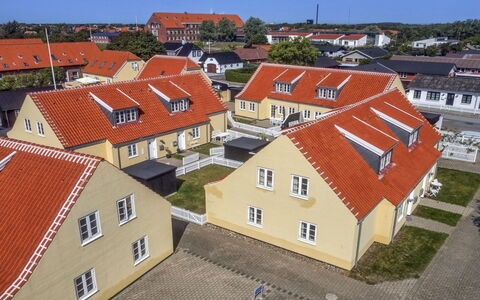 Karl - 1.1Km from the Sea: Building, House, Residential Area, Home, Shrub, Roof, Cottage, Estate, Garden