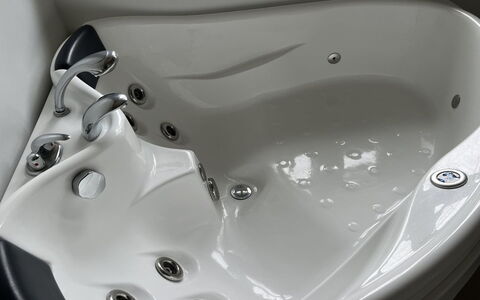 Skrolan - 200M from the Sea: Bathtub, Plumbing Fixture, Jacuzzi, Plumbing, Bathroom