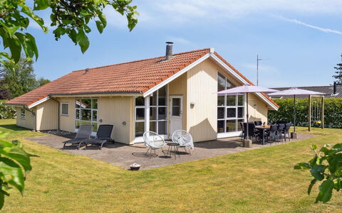 Wreth - 300M from the Sea: Blue, Shrub, Cottage, Groundcover, Garden, Estate, Shade, Landscaping, Farmhouse, Eco Hotel