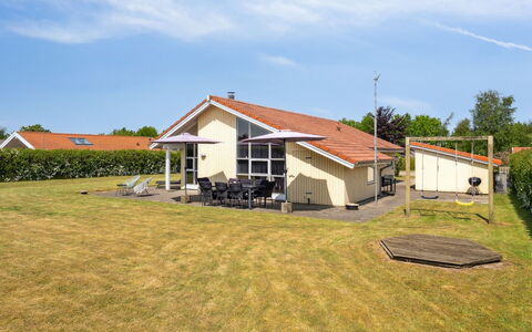 Wreth - 300M from the Sea: Blue, Shrub, Cottage, Groundcover, Garden, Estate, Shade, Landscaping, Farmhouse, Eco Hotel