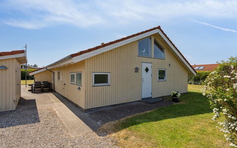 Wreth - 300M from the Sea: Blue, Shrub, Cottage, Groundcover, Garden, Estate, Shade, Landscaping, Farmhouse, Eco Hotel