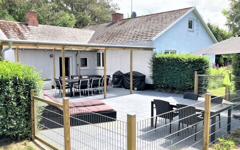 Thrugels - 200M from the Sea: Porch, Shade, Garden, Fence, Deck, Outdoor Structure, Backyard, Yard, Landscaping, Patio
