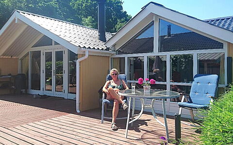 Sporgh - 100M from the Sea: Home, Shade, Cottage, Door, Outdoor Furniture, Estate, Leisure, Porch, Siding, Yard