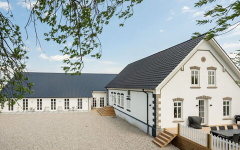 Guthorm: Residential Area, Roof, Suburb, Driveway, Estate, Chimney