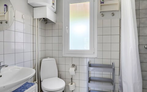 Alflak - 5.2Km from the Sea: Toilet Seat, Toilet, Plumbing Fixture, Bathroom, Flooring, Floor, Interior Design, Sink, Bathroom Sink, Plumbing