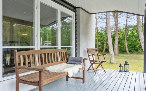 Nannah - 250M from the Sea: Swimming Pool, Resort Town