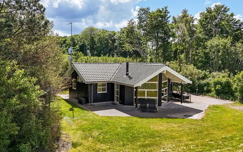 Thorman - 75M from the Sea: Cottage, Roof, Home, Slope, Hut, Siding
