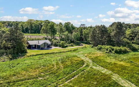 Thorman - 75M from the Sea: Cottage, Roof, Home, Slope, Hut, Siding