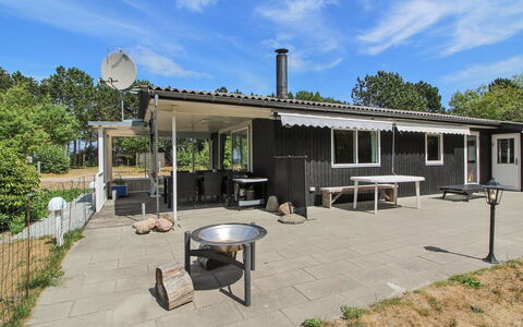 Eldina - 100M from the Sea: Roof, Land Lot, Home, Shade, Cottage, Estate, Yard, Porch, Lawn, Landscaping