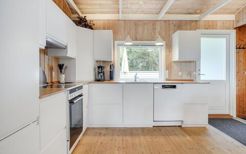 Jaskirt - 125M from the Sea: Wood, Kitchen, Flooring, Kitchen Appliance, Major Appliance, Countertop, Floor, Ceiling, Interior Design, Wood Flooring
