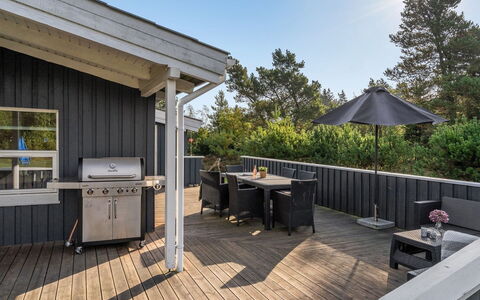 Bia - 250M from the Sea: Wood, Porch, Home, Wood Flooring, Deck, Hardwood, Plank, Composite Material, Door, Wood Stain