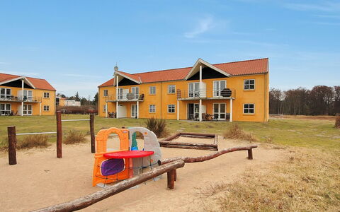 Enni - 100M from the Sea: Estate, Lawn, Yard
